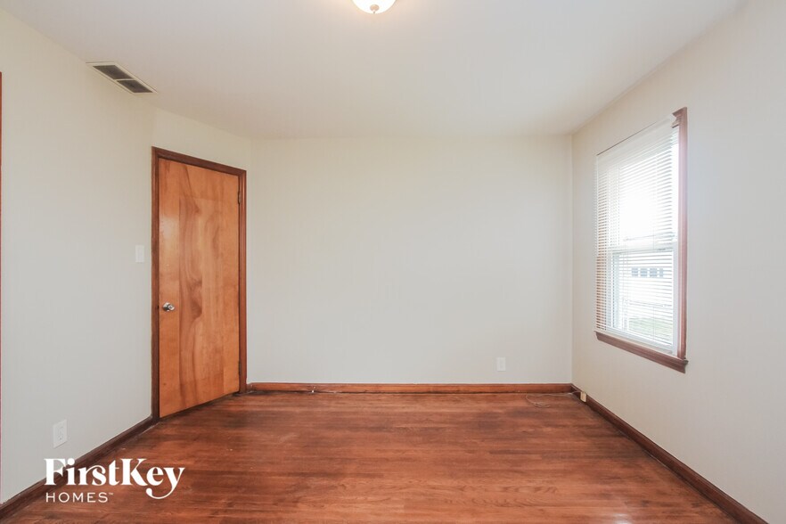 Building Photo - 311 N Boehning St