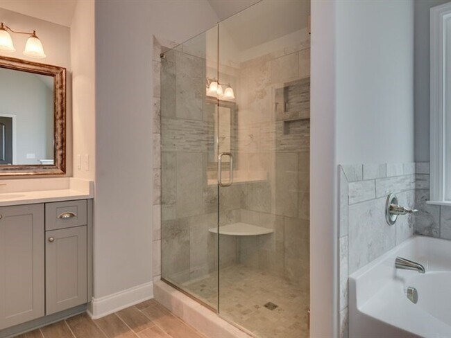 Building Photo - Centrally Located Home Sweet Home