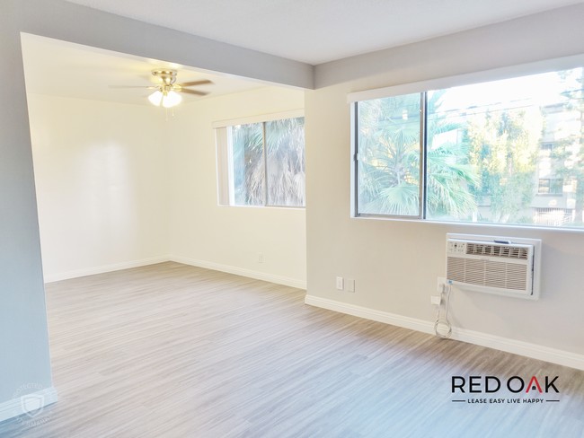 Building Photo - TOP LOCATION! First Floor One Bedroom with...