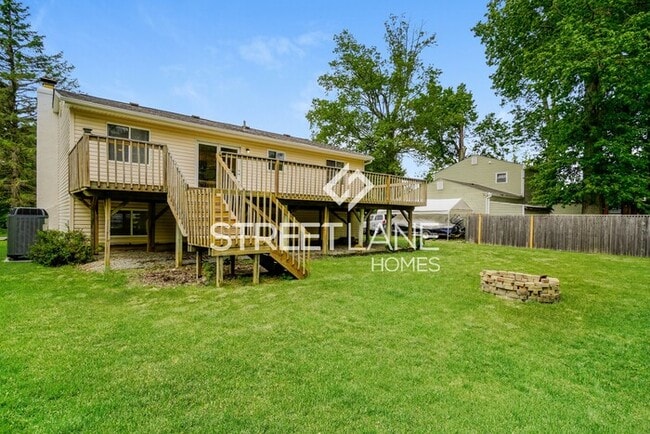 Building Photo - REDUCED!