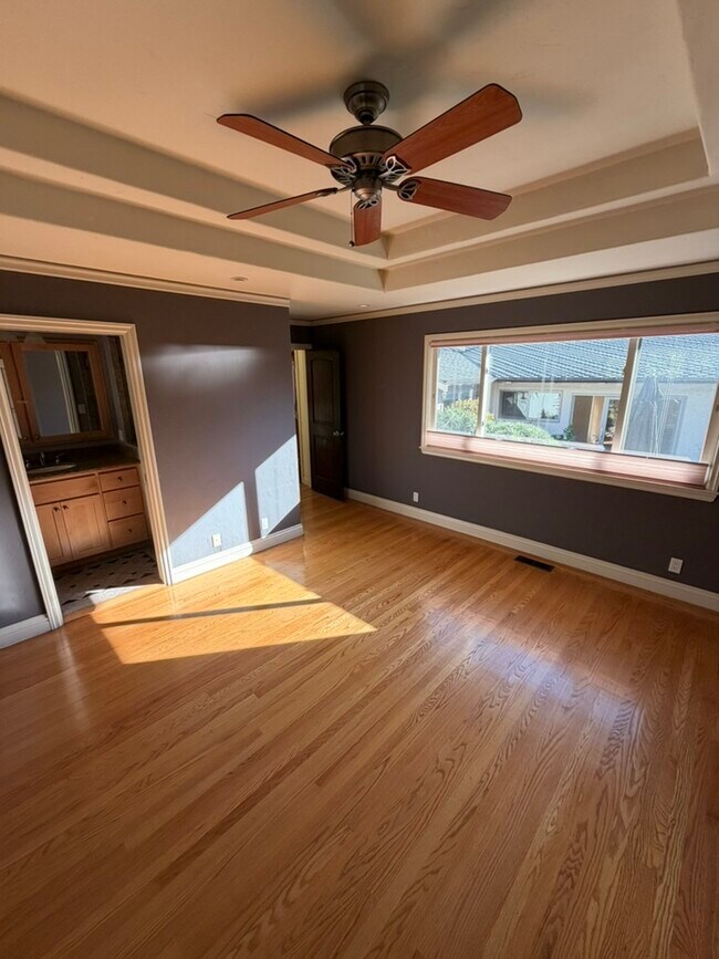 Building Photo - 242 Sandringham Rd