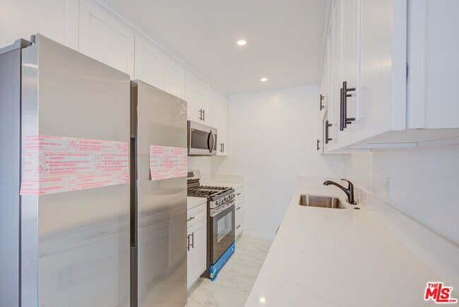 Building Photo - 1643 N Formosa Ave