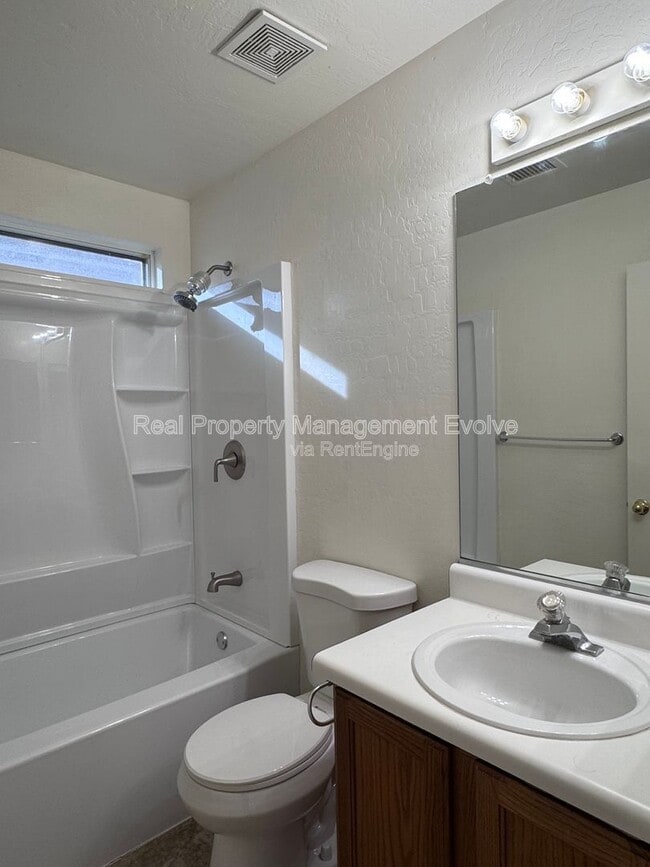 Building Photo - 3734 W Oregon Ave