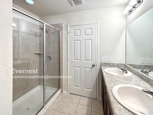 Building Photo - Charming and Spacious 3-Bedroom Home with ...