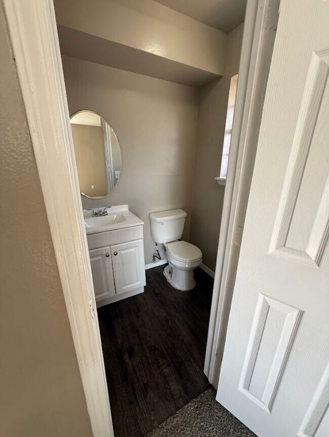 Building Photo - Beautiful, spacious home in Del City!
