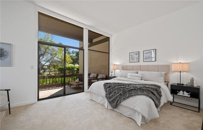 Building Photo - 5226 Marina Pacifica Dr S