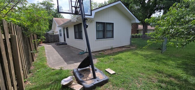 Building Photo - Outstanding 3-4 Bedroom close to Mall! $1795