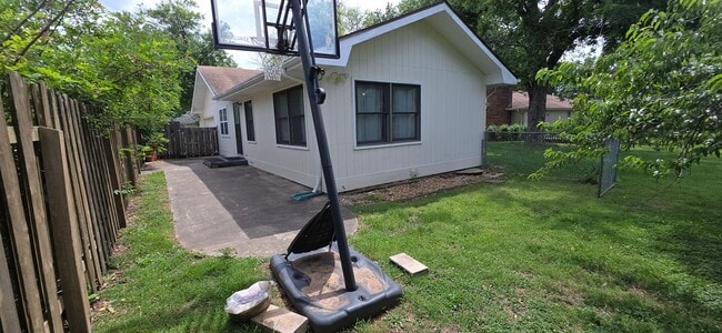 Building Photo - Outstanding 3-4 Bedroom close to Mall! $1895