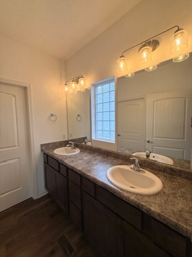 Building Photo - Stunning Modern Ranch for Rent near Lake F...