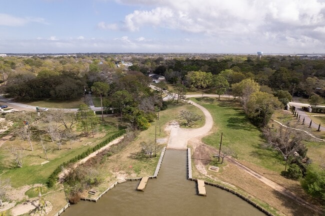 Building Photo - 326 Bayou View Dr