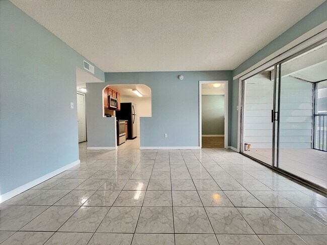 Building Photo - 865 Sky Lake Cir