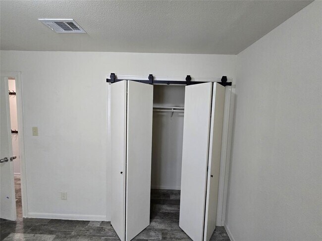 Building Photo - 502 Sturgis St