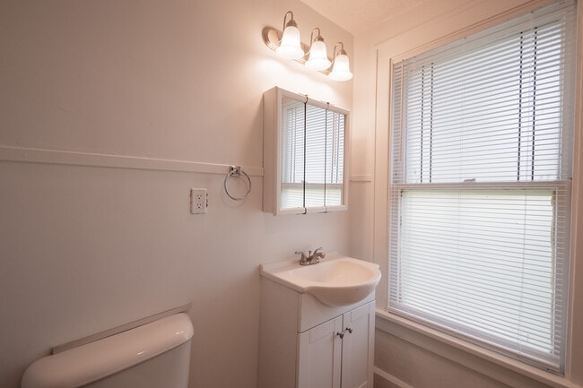 Building Photo - 433 N Randall St