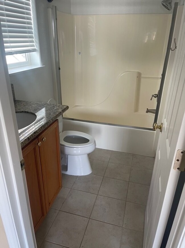 Building Photo - Beautiful 3 bed 2.5 home in Oak Hills! Was...