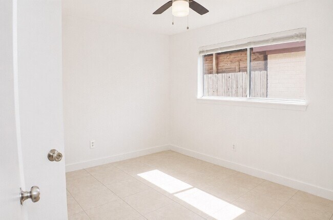 Building Photo - 11118 High Star Dr