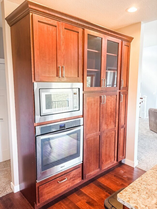 Building Photo - 220 Meadow Woods Dr