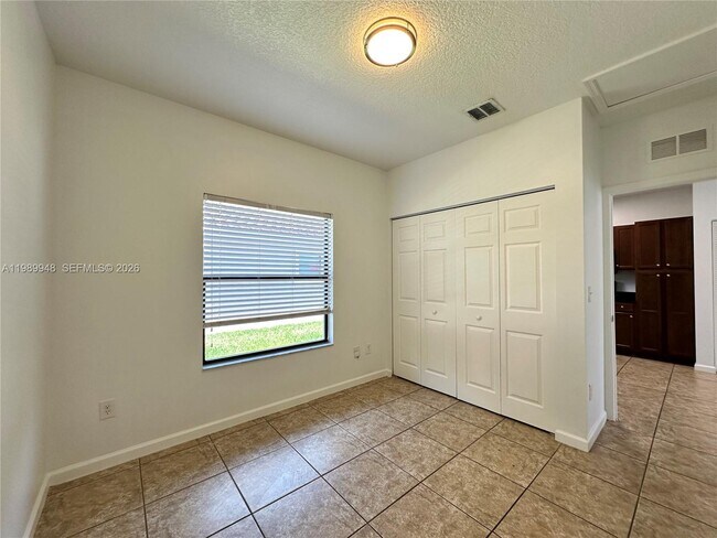 Building Photo - 1027 NE 10th Ave