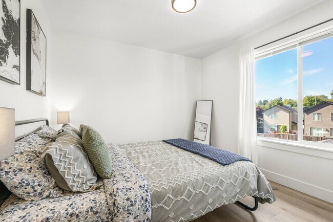 Building Photo - 3309 NE 42nd Pl