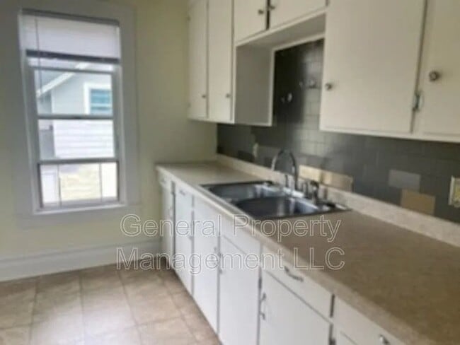 Building Photo - 2 bed 1 bath upstairs duplex for rent October 1st