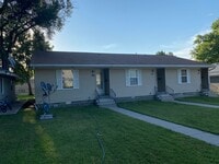 Building Photo - 2 bedroom with garage!