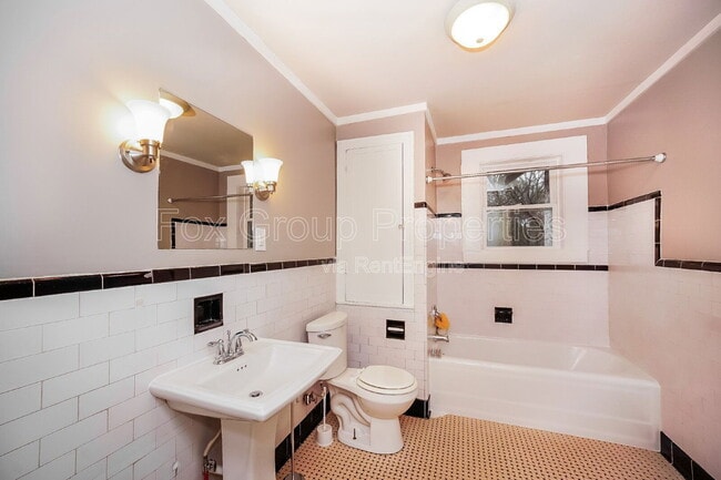 Building Photo - 332 W McLelland Ave