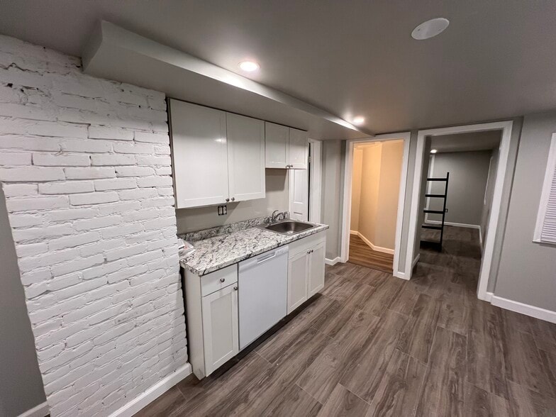 Building Photo - 67 Lawrence St