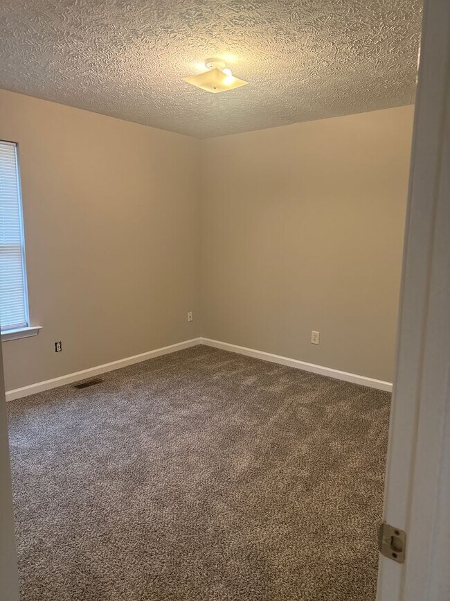 Building Photo - 3 bedroom 2 bath home in Stewarts Creek area.