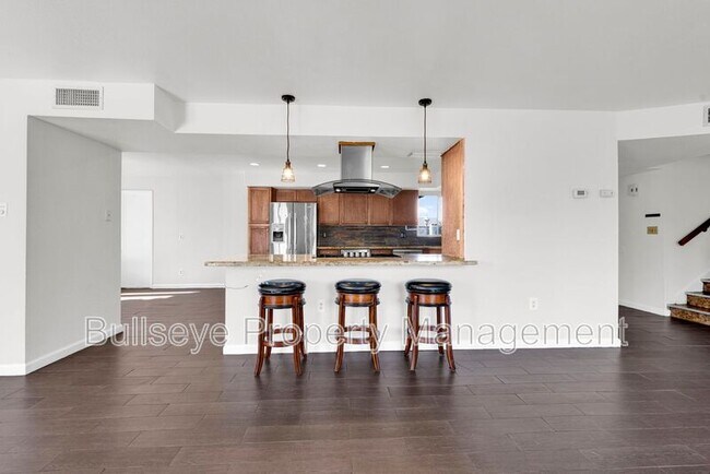 Building Photo - 1333 E Donner Dr