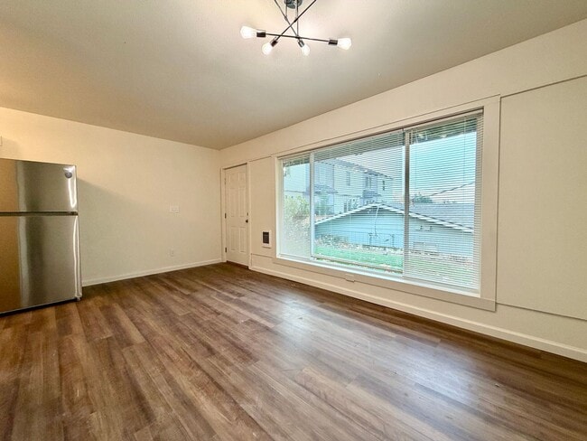 Building Photo - **ONE MONTH FREE RENT** Newly Remodeled One Bedroom in Montavilla~ New Kitchen~ New LVP Flooring~...