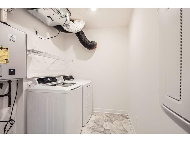 Building Photo - 1082 Jubert Dr