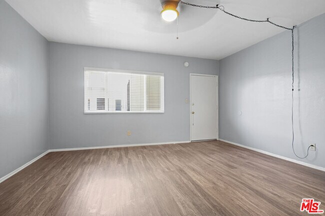 Building Photo - 115 N Oak St
