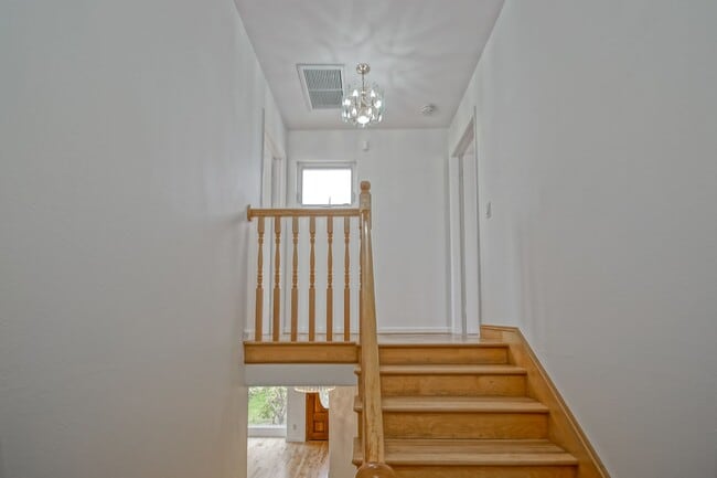 Building Photo - REMODELED, BRIGHT & SPACIOUS, 2-STORY HOME...