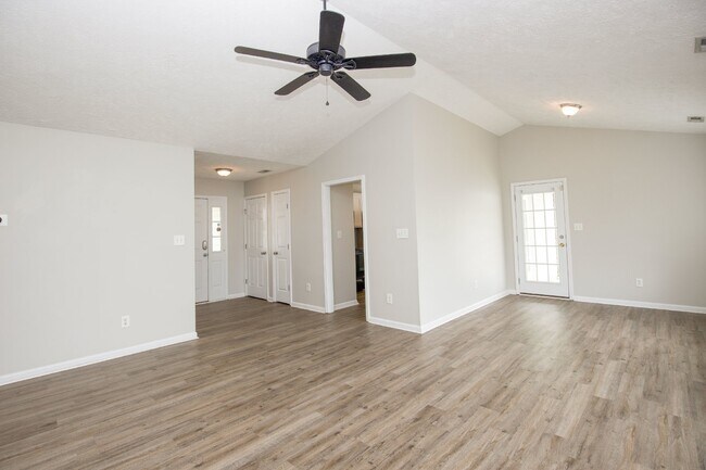 Building Photo - Charming 3 Bed, 2 Bath Rental Home in Raeford, NC - Don't Miss Out!