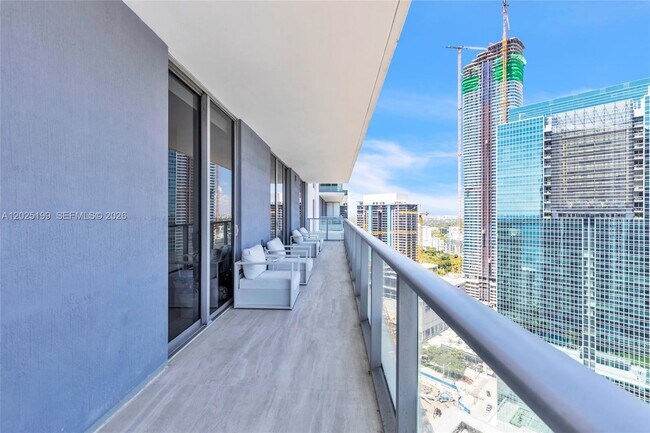 Building Photo - 1300 Brickell Bay Dr