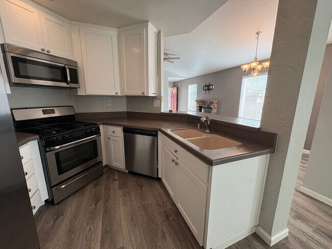 Building Photo - Cozy 3 Bed 2 Bath Home in Brentwood