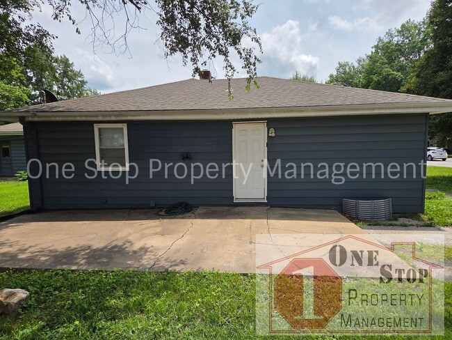 Building Photo - Beautiful 2 Bedroom 1 Bathroom in Lee Summit!