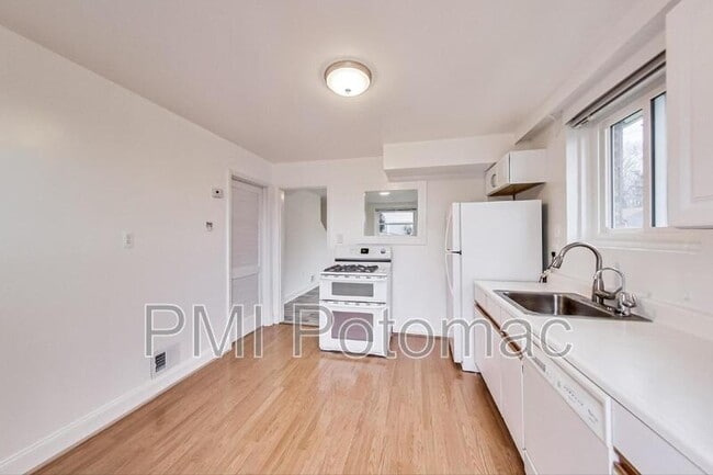 Building Photo - 7422 Parkwood St