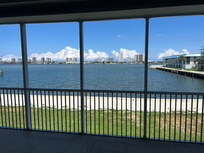 Building Photo - 2936 Lake Shore Dr