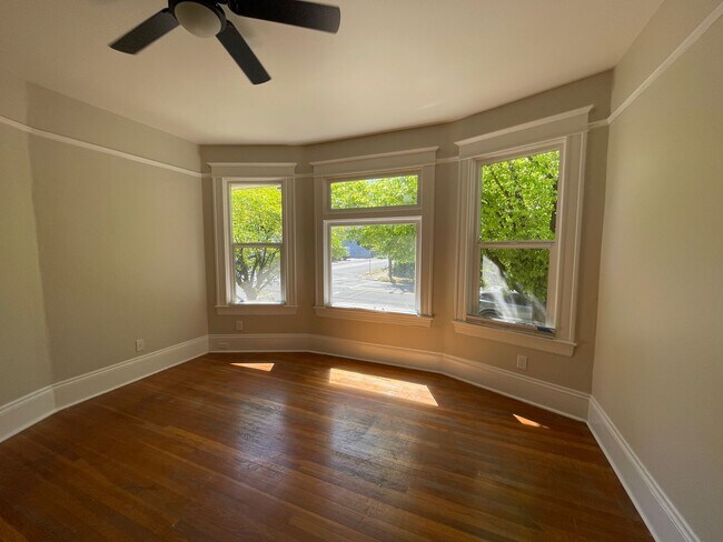 Building Photo - Beautiful Newly Remodeled Unit in Buckman with Washer/Dryer, A/C