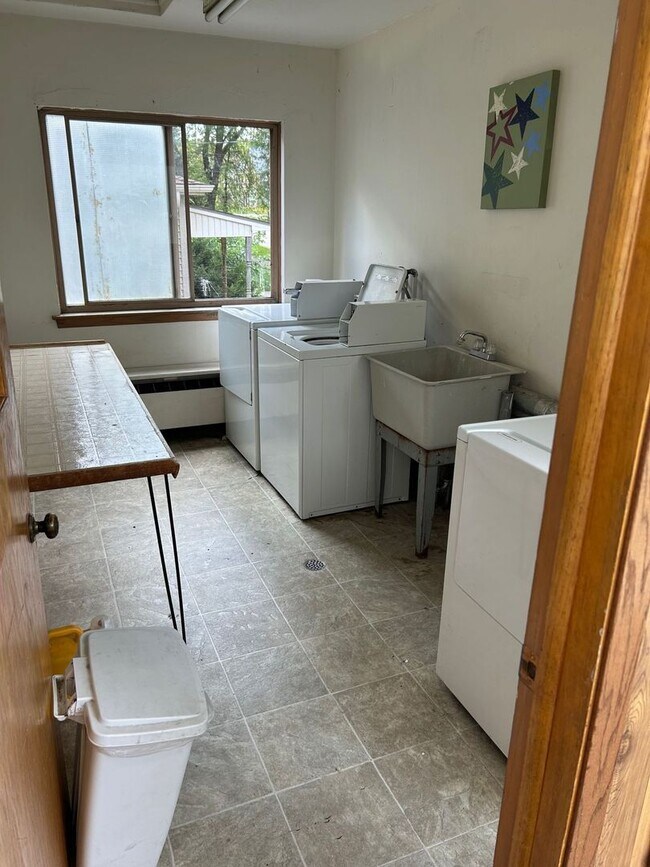 Interior Photo - 405 N East Ave