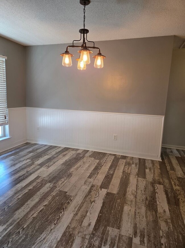 Building Photo - 3 Bedroom 2 bath fenced back yard in a quiet neighborhood!!