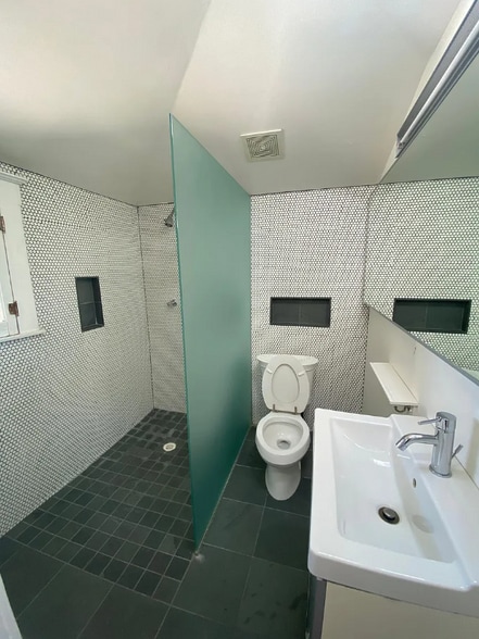 Building Photo - 501 E Moreland St