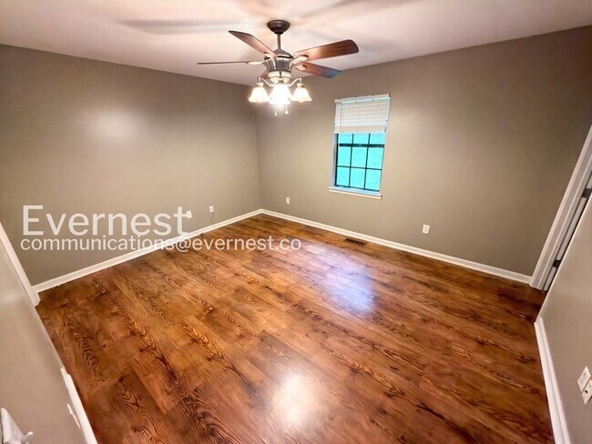 Building Photo - 3 Bed, 2 Bath Home with Garage / Pet-Friendly / Vouchers Accepted / Available Now!