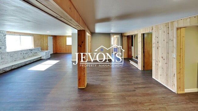 Building Photo - Near Randall Park - Charming home with two kitchens and washer/dryer included!