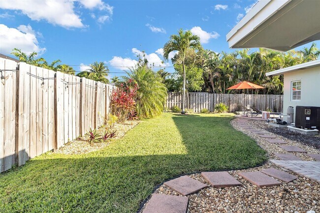 Building Photo - 3221 Seaward Dr