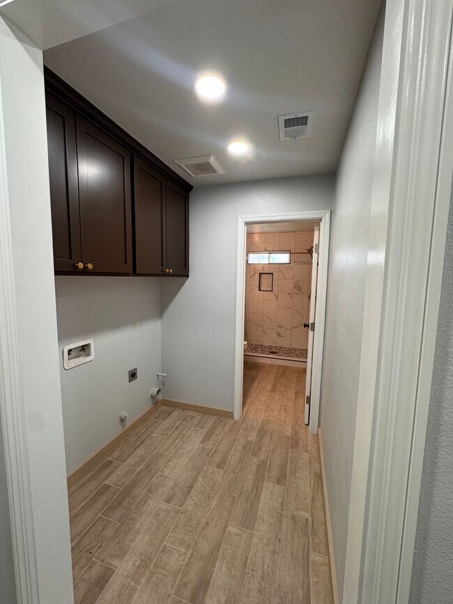 Building Photo - Newly Remodeled 2 Bedroom, 2 Bath Back House