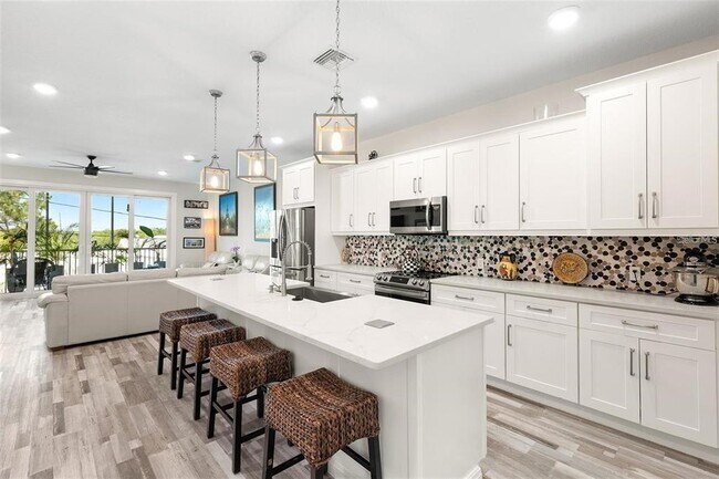 Building Photo - 1237 Savona Dr