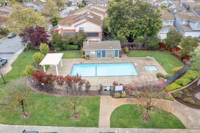 Building Photo - 3-Bed Bright Morgan Hill Home in a Desirable Neighborhood