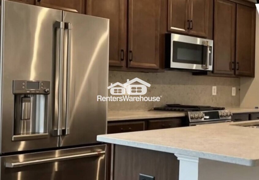 Building Photo - 2500 Emerald Branch Dr