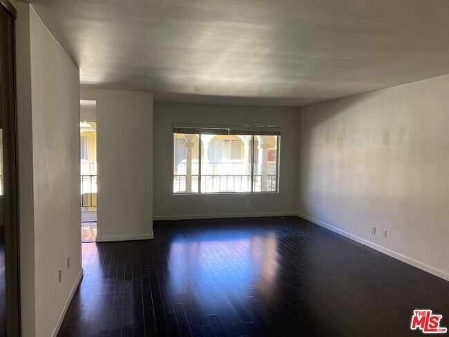 Building Photo - 1033 6th St